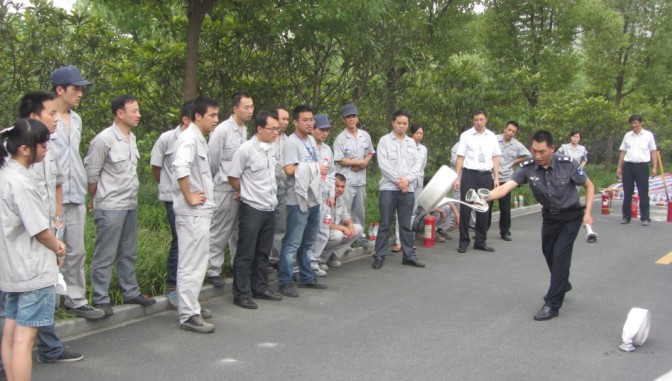 2012年公司全体员工举行消防演习活动